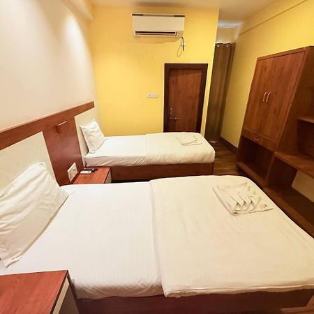 Shivam Hotel Varanasi - Near Kashi Vishwanath Temple With Parking And Lift Eksteriør bilde