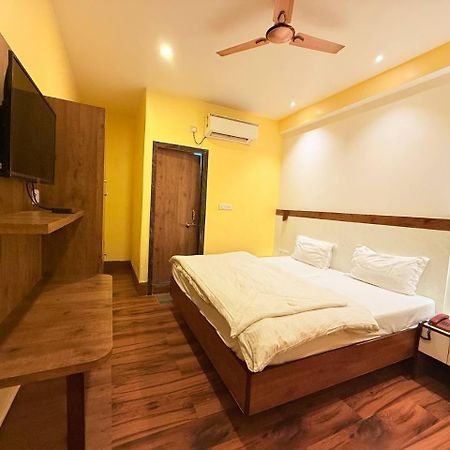 Shivam Hotel Varanasi - Near Kashi Vishwanath Temple With Parking And Lift Eksteriør bilde