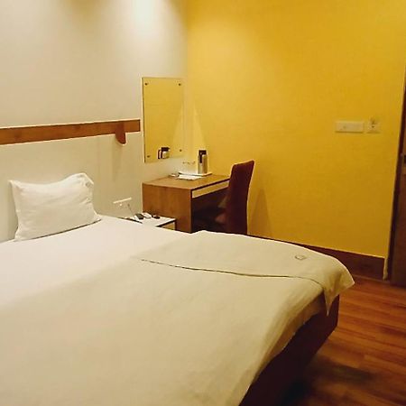 Shivam Hotel Varanasi - Near Kashi Vishwanath Temple With Parking And Lift Eksteriør bilde