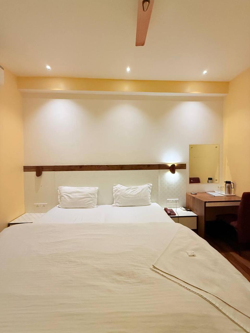Shivam Hotel Varanasi - Near Kashi Vishwanath Temple With Parking And Lift Eksteriør bilde