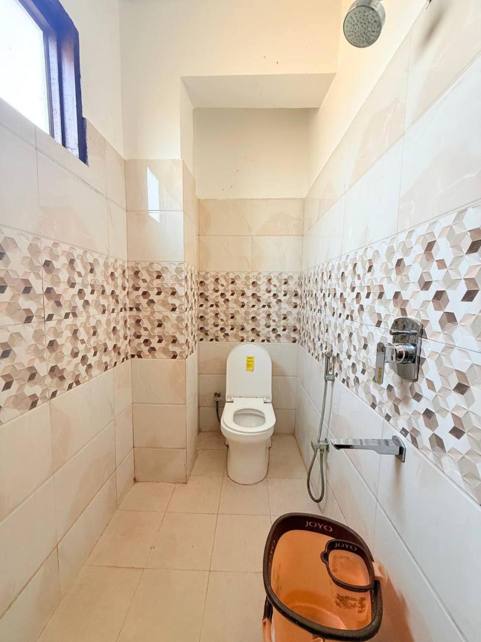 Shivam Hotel Varanasi - Near Kashi Vishwanath Temple With Parking And Lift Eksteriør bilde