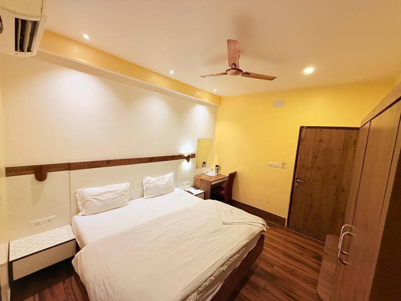 Shivam Hotel Varanasi - Near Kashi Vishwanath Temple With Parking And Lift Eksteriør bilde