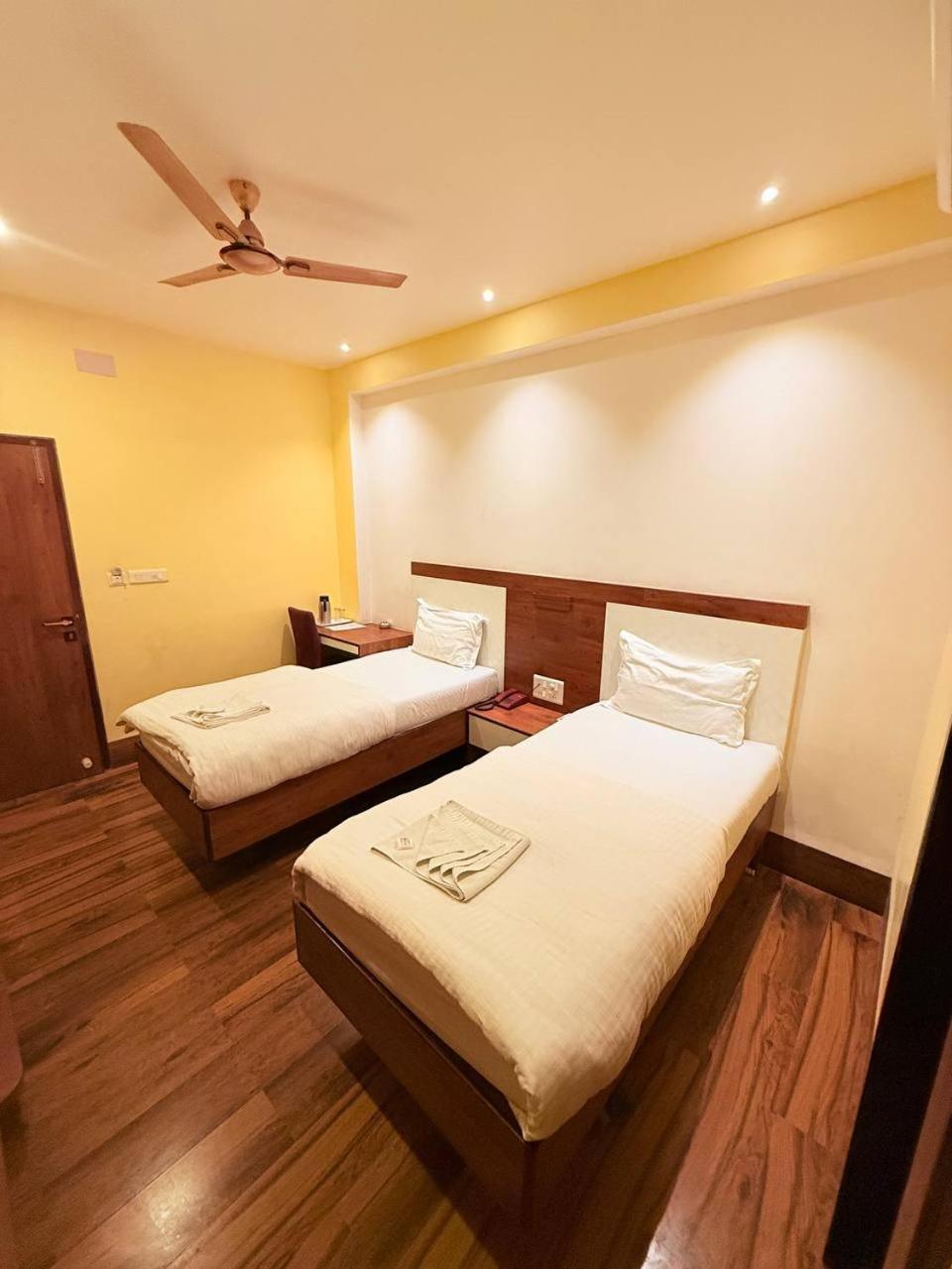 Shivam Hotel Varanasi - Near Kashi Vishwanath Temple With Parking And Lift Eksteriør bilde