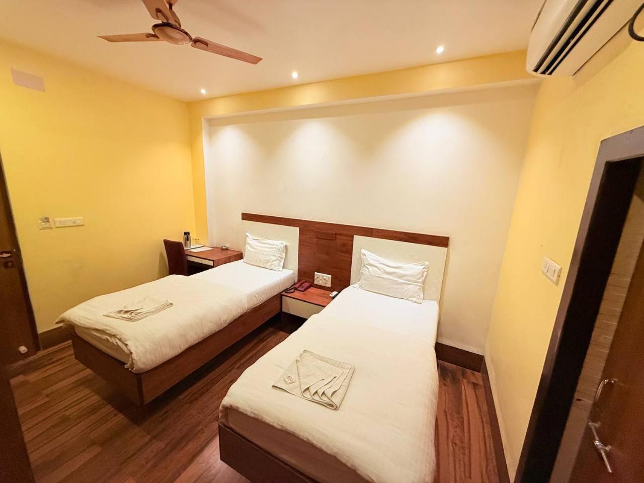 Shivam Hotel Varanasi - Near Kashi Vishwanath Temple With Parking And Lift Eksteriør bilde