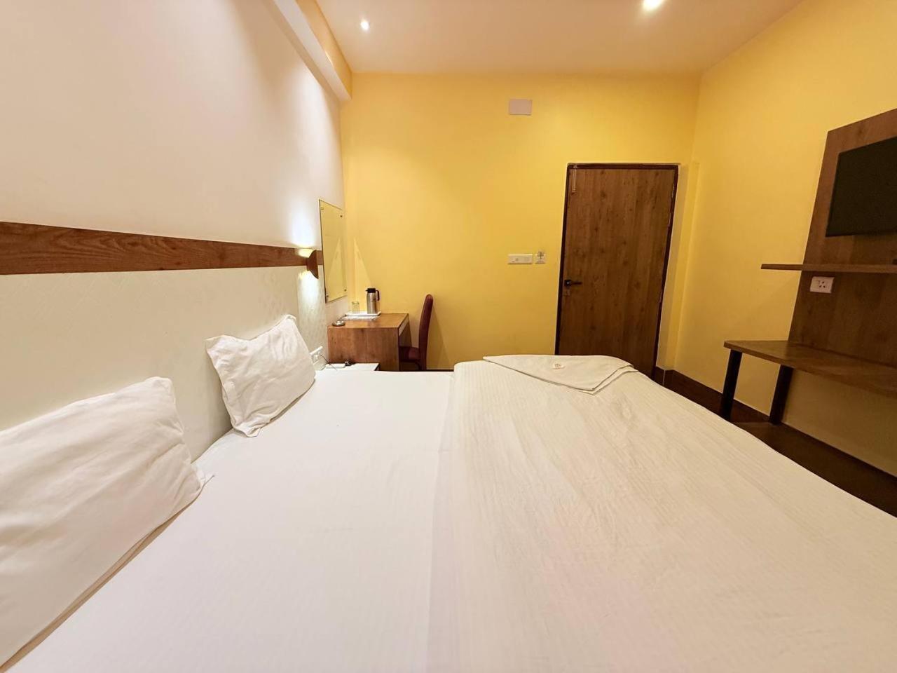 Shivam Hotel Varanasi - Near Kashi Vishwanath Temple With Parking And Lift Eksteriør bilde