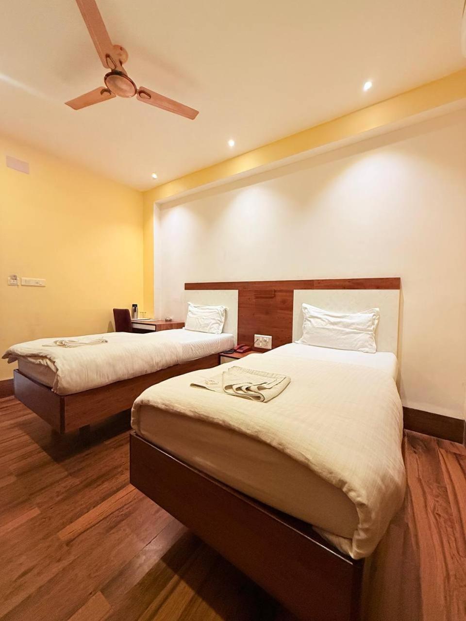 Shivam Hotel Varanasi - Near Kashi Vishwanath Temple With Parking And Lift Eksteriør bilde