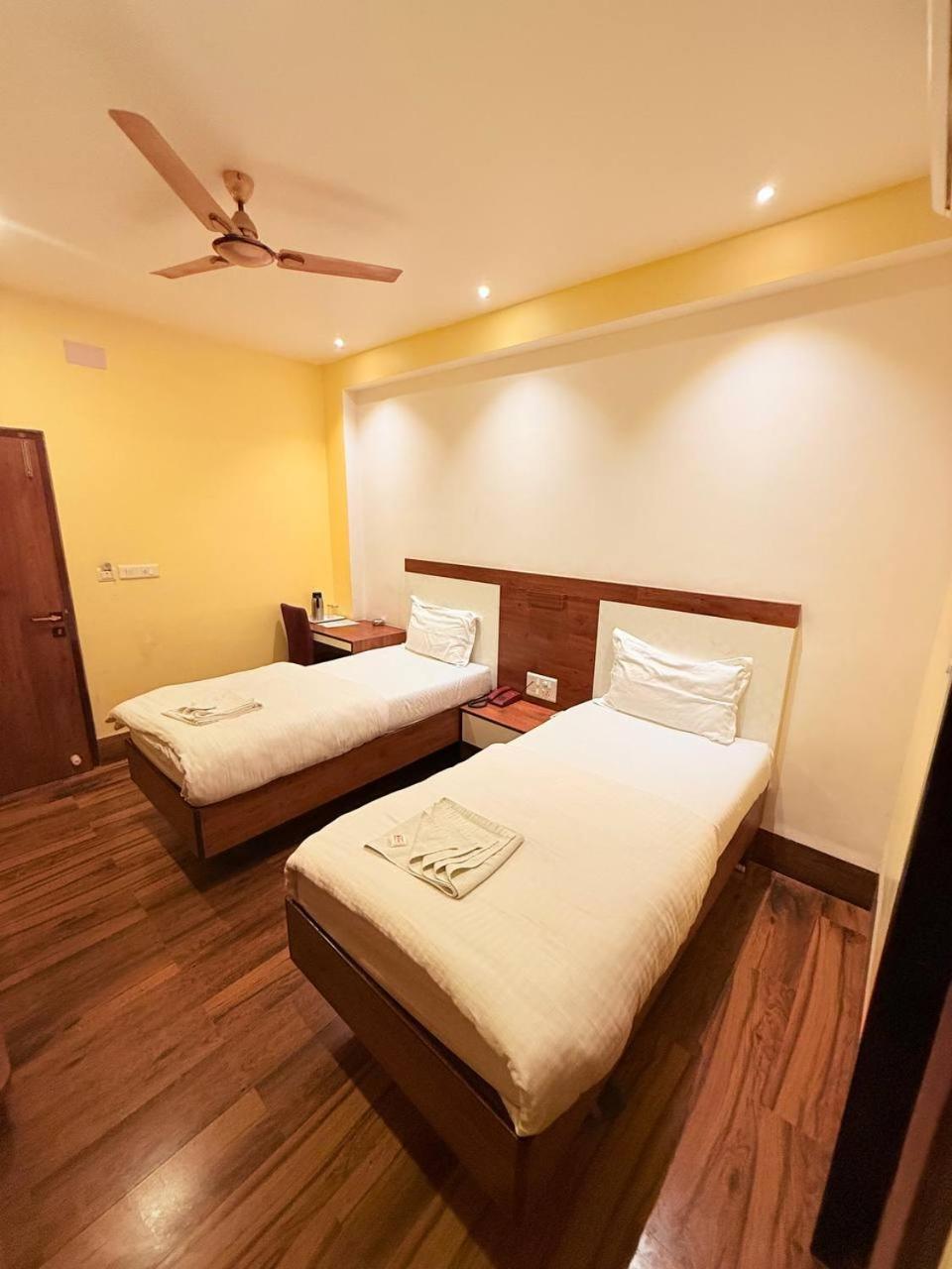 Shivam Hotel Varanasi - Near Kashi Vishwanath Temple With Parking And Lift Eksteriør bilde