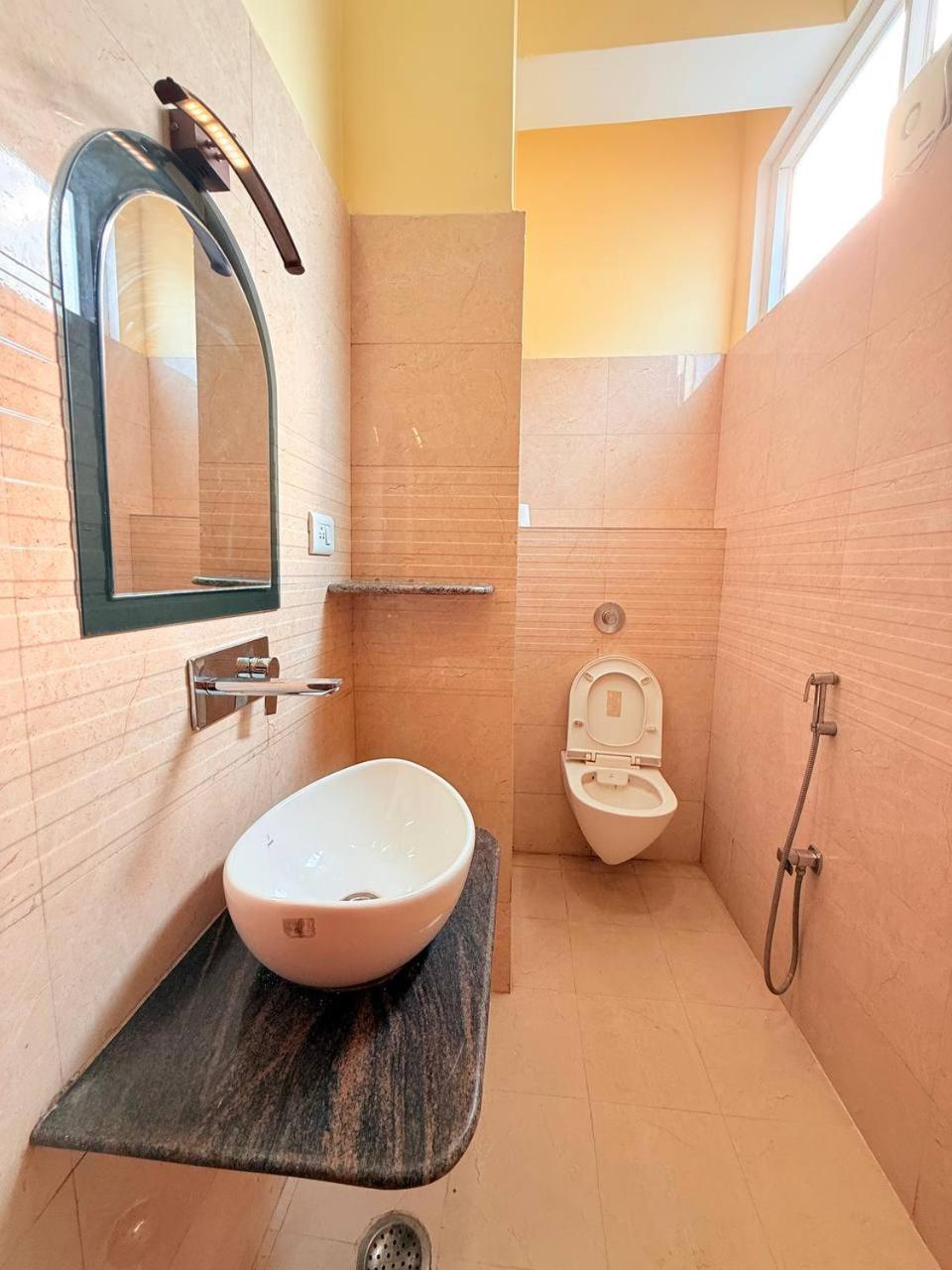 Shivam Hotel Varanasi - Near Kashi Vishwanath Temple With Parking And Lift Eksteriør bilde