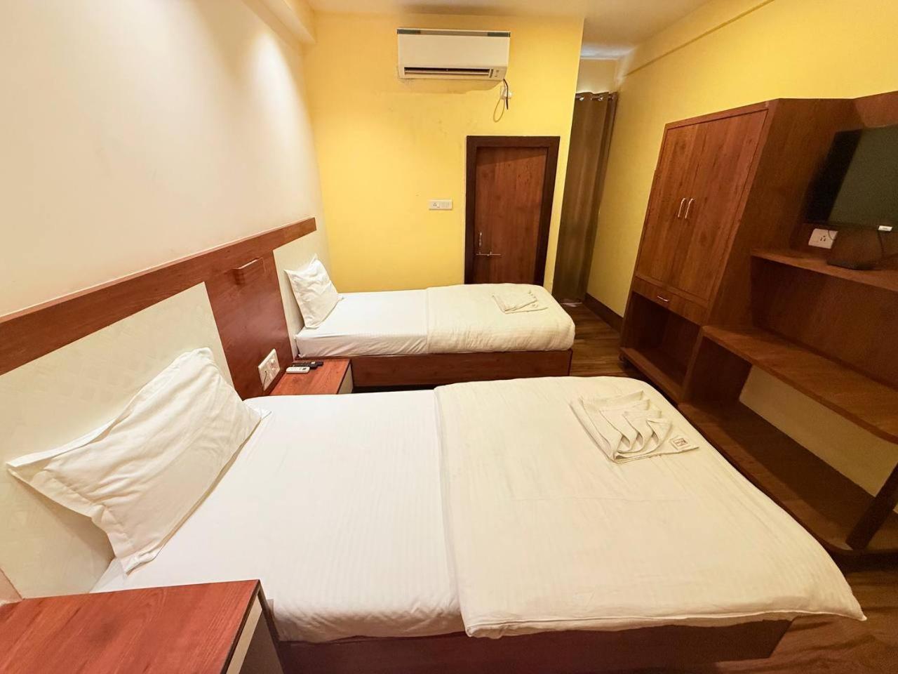 Shivam Hotel Varanasi - Near Kashi Vishwanath Temple With Parking And Lift Eksteriør bilde
