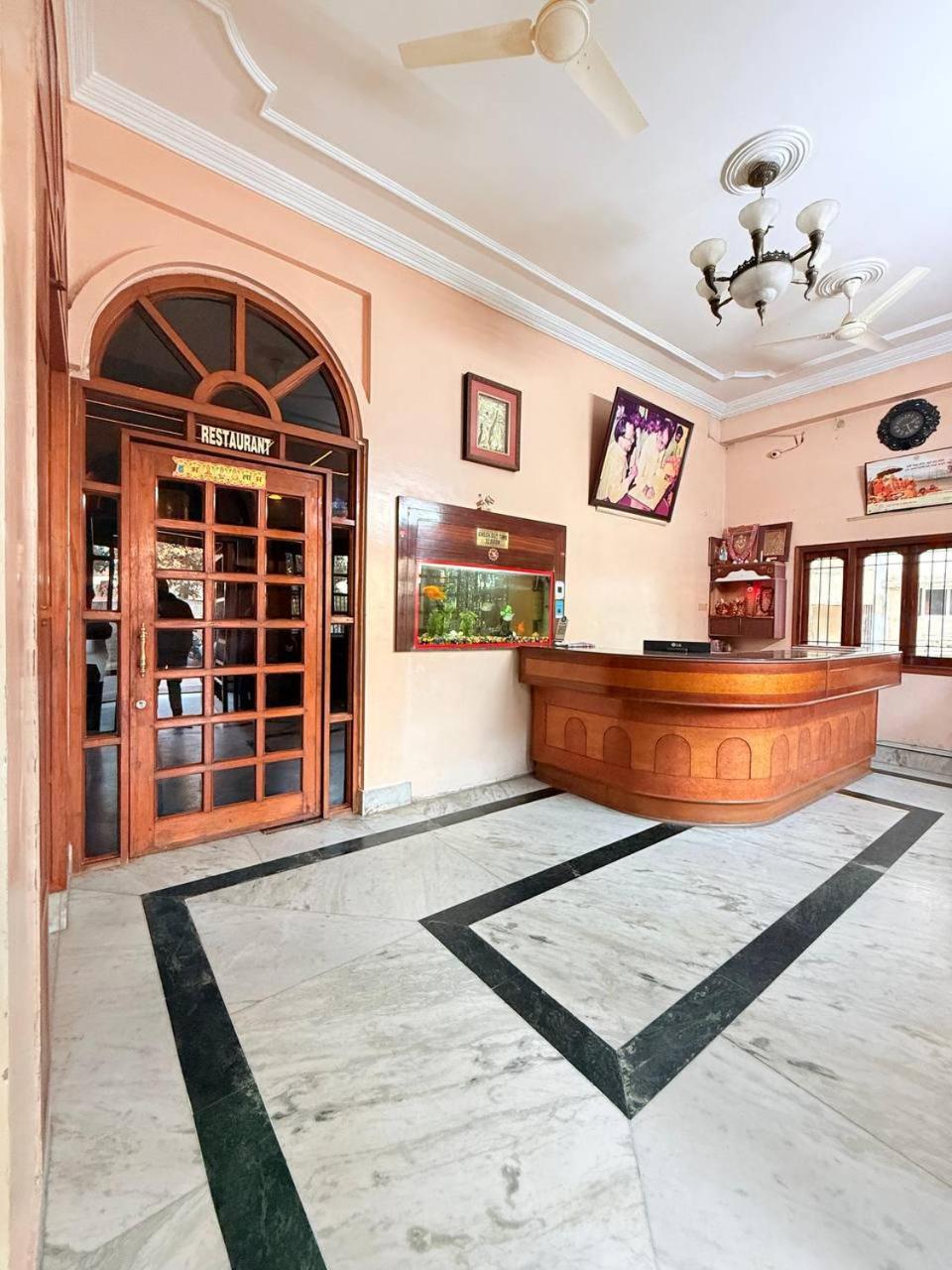 Shivam Hotel Varanasi - Near Kashi Vishwanath Temple With Parking And Lift Eksteriør bilde