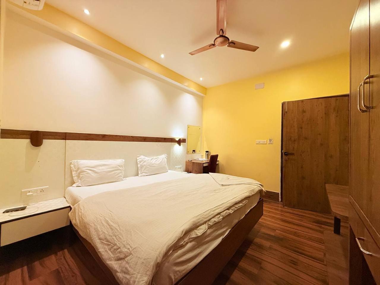 Shivam Hotel Varanasi - Near Kashi Vishwanath Temple With Parking And Lift Eksteriør bilde