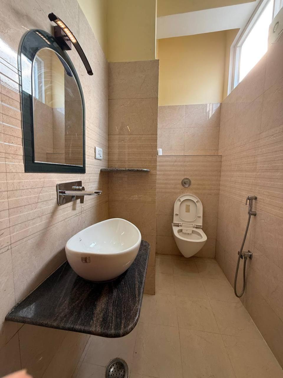 Shivam Hotel Varanasi - Near Kashi Vishwanath Temple With Parking And Lift Eksteriør bilde