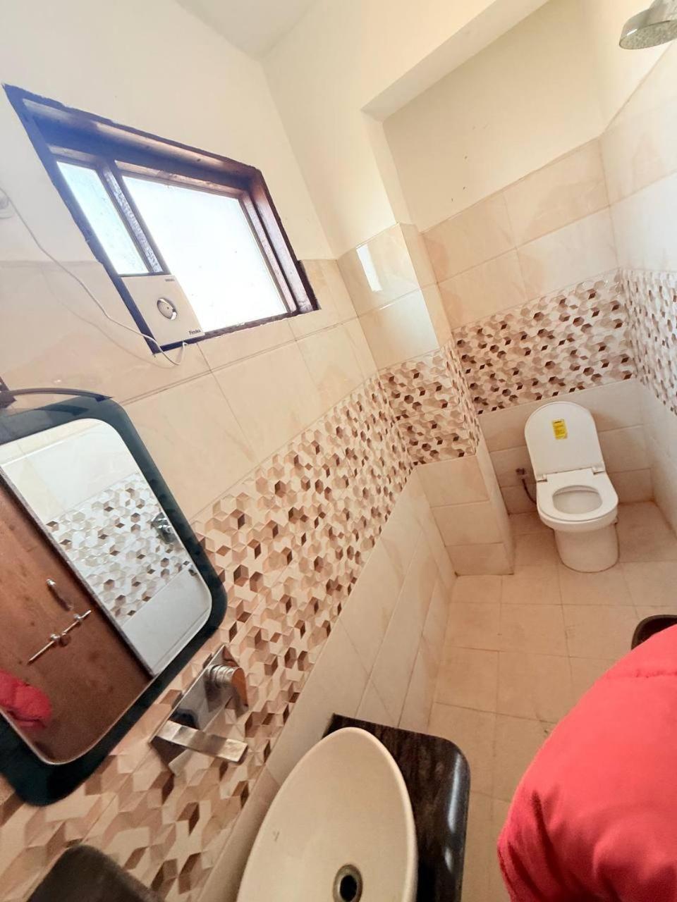 Shivam Hotel Varanasi - Near Kashi Vishwanath Temple With Parking And Lift Eksteriør bilde