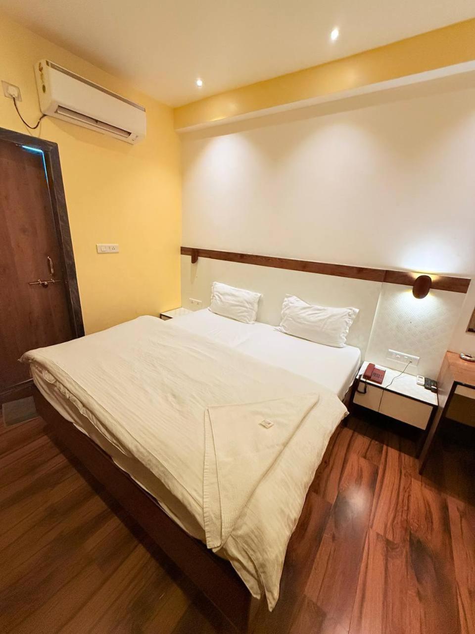 Shivam Hotel Varanasi - Near Kashi Vishwanath Temple With Parking And Lift Eksteriør bilde