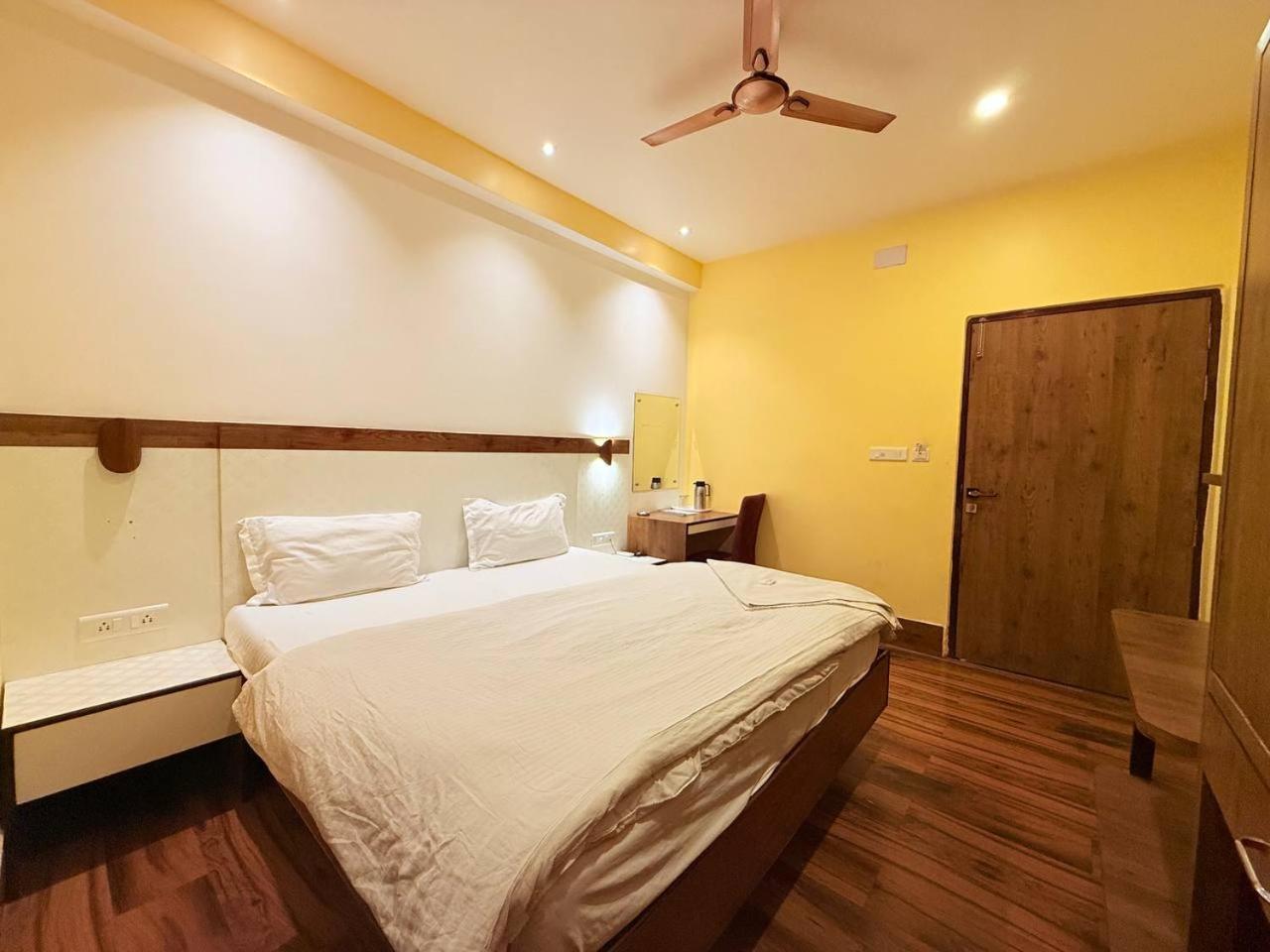 Shivam Hotel Varanasi - Near Kashi Vishwanath Temple With Parking And Lift Eksteriør bilde