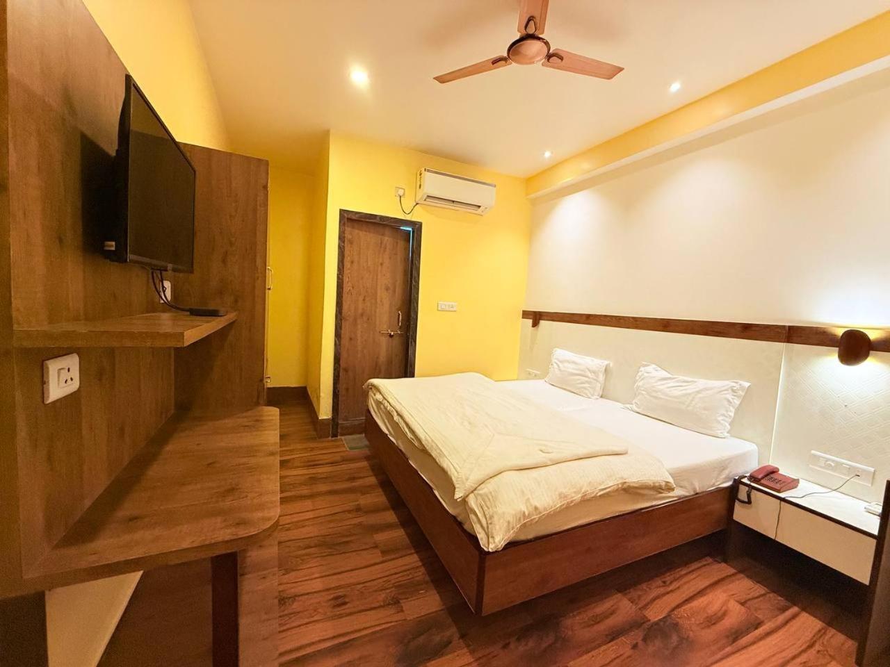 Shivam Hotel Varanasi - Near Kashi Vishwanath Temple With Parking And Lift Eksteriør bilde