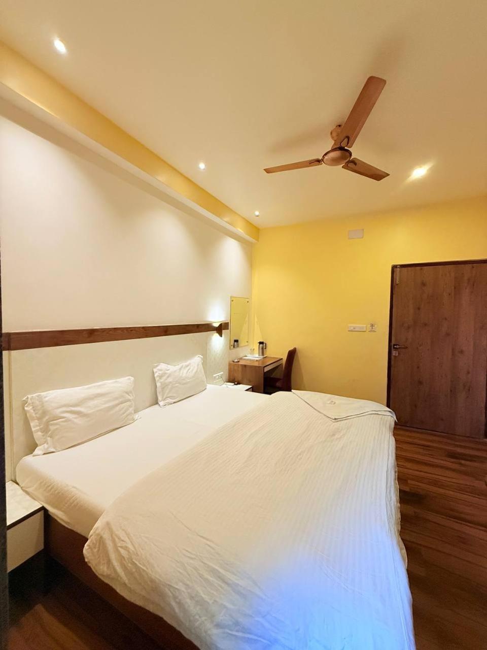 Shivam Hotel Varanasi - Near Kashi Vishwanath Temple With Parking And Lift Eksteriør bilde