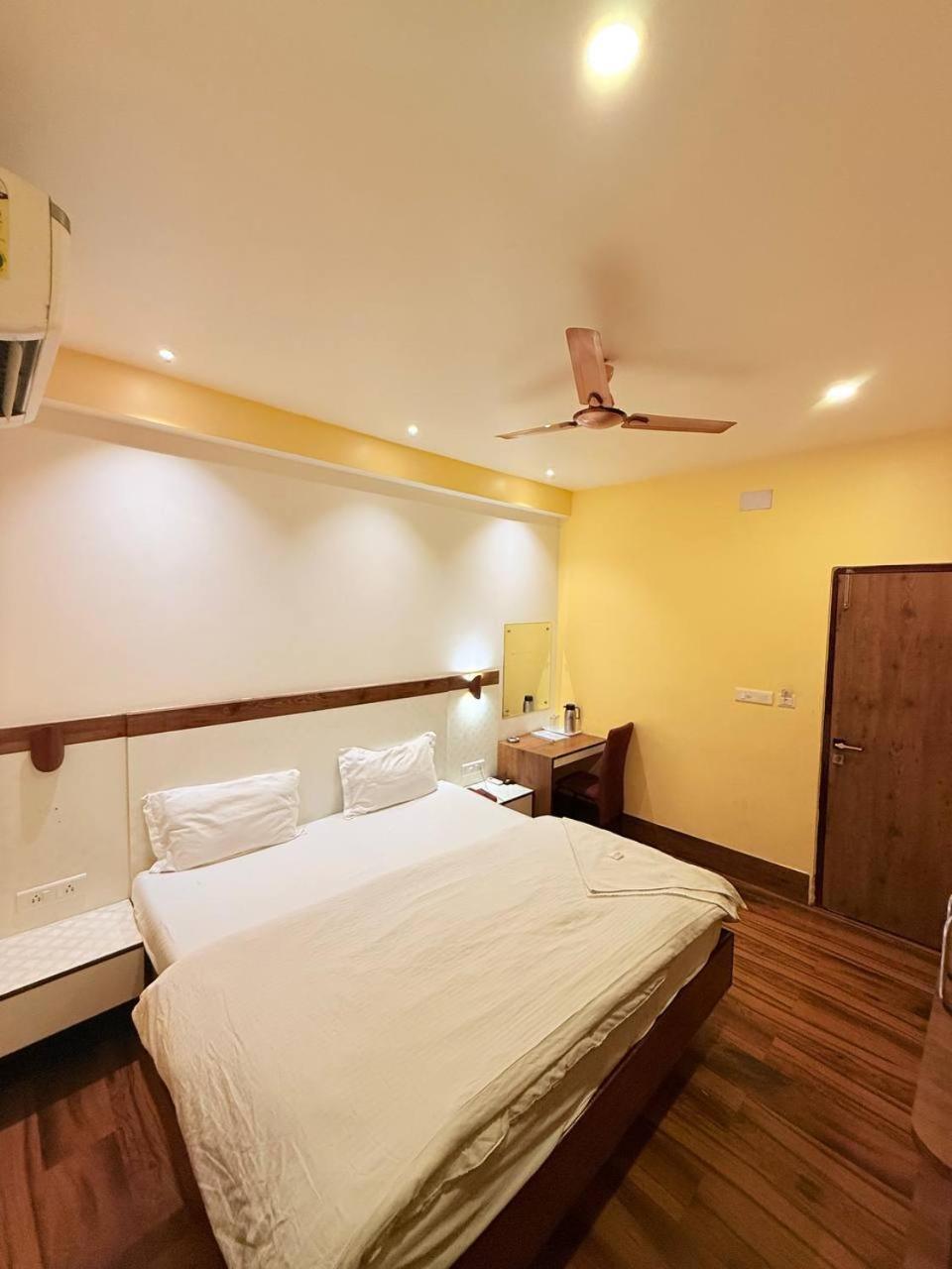 Shivam Hotel Varanasi - Near Kashi Vishwanath Temple With Parking And Lift Eksteriør bilde