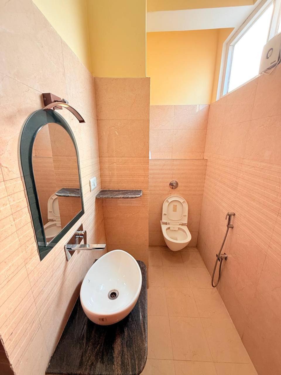 Shivam Hotel Varanasi - Near Kashi Vishwanath Temple With Parking And Lift Eksteriør bilde