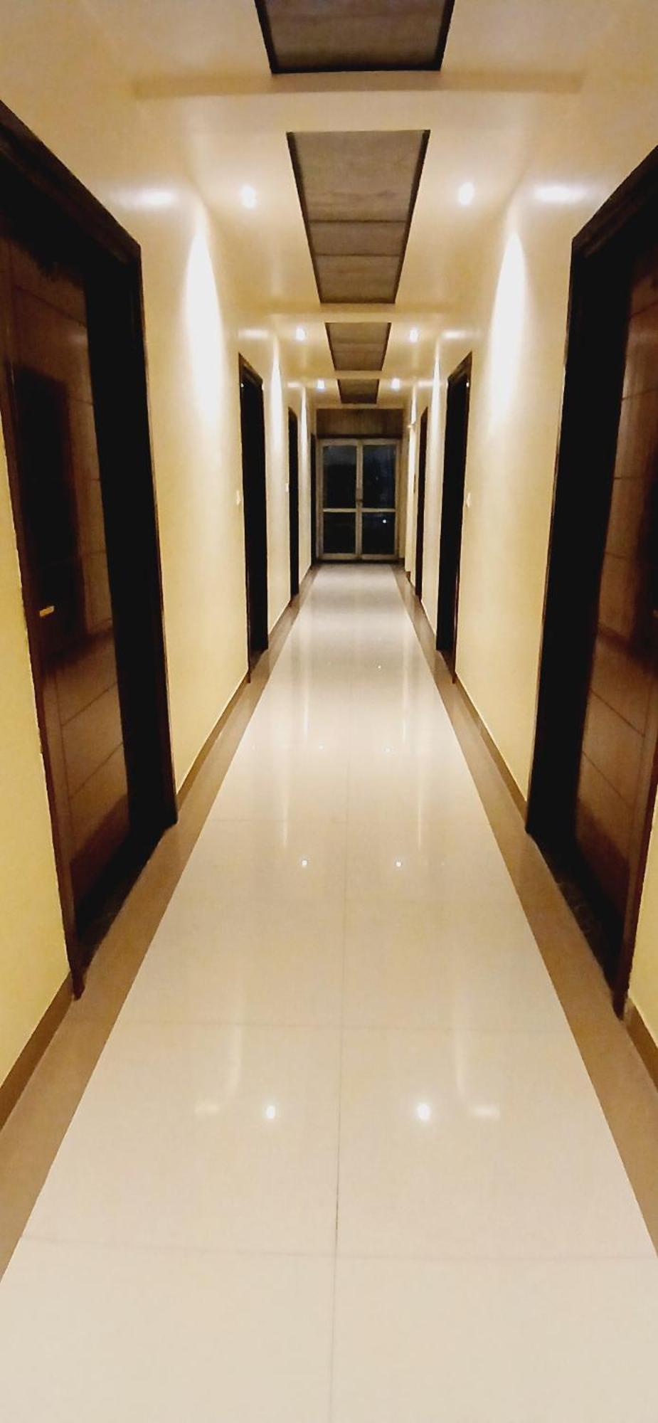 Shivam Hotel Varanasi - Near Kashi Vishwanath Temple With Parking And Lift Eksteriør bilde