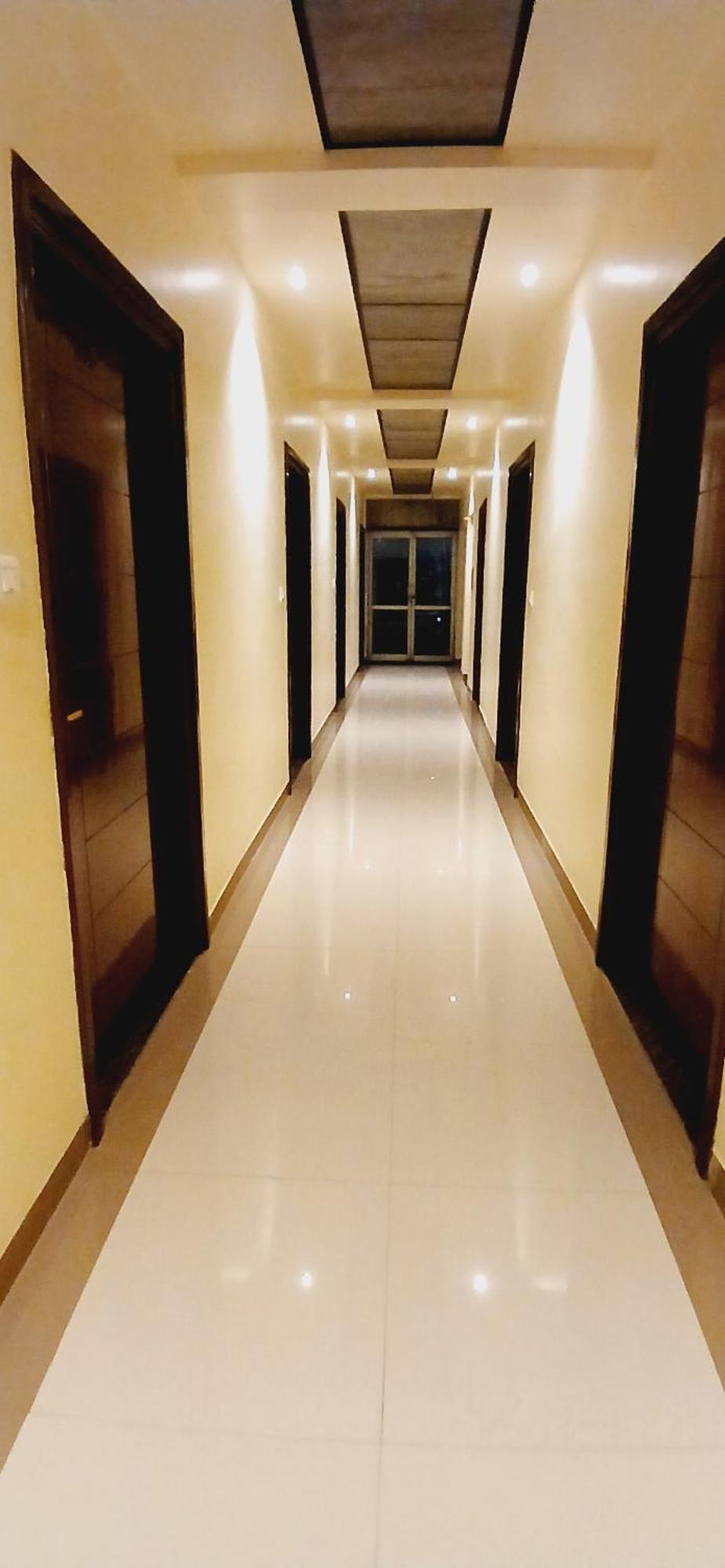 Shivam Hotel Varanasi - Near Kashi Vishwanath Temple With Parking And Lift Eksteriør bilde