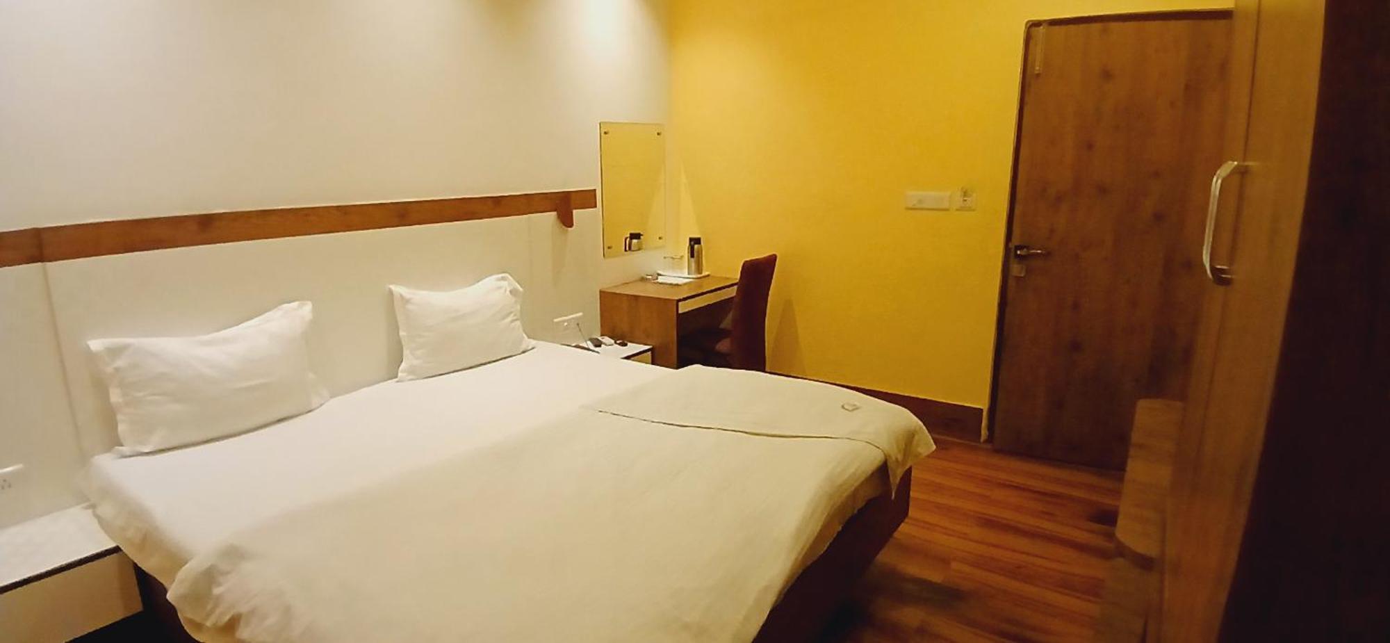 Shivam Hotel Varanasi - Near Kashi Vishwanath Temple With Parking And Lift Eksteriør bilde